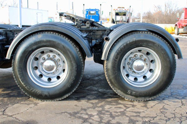 Used-2009-Kenworth-T800-Day-Cab-Tri-Axle---Cummins-ISX15---450HP---18-Speed-Manual