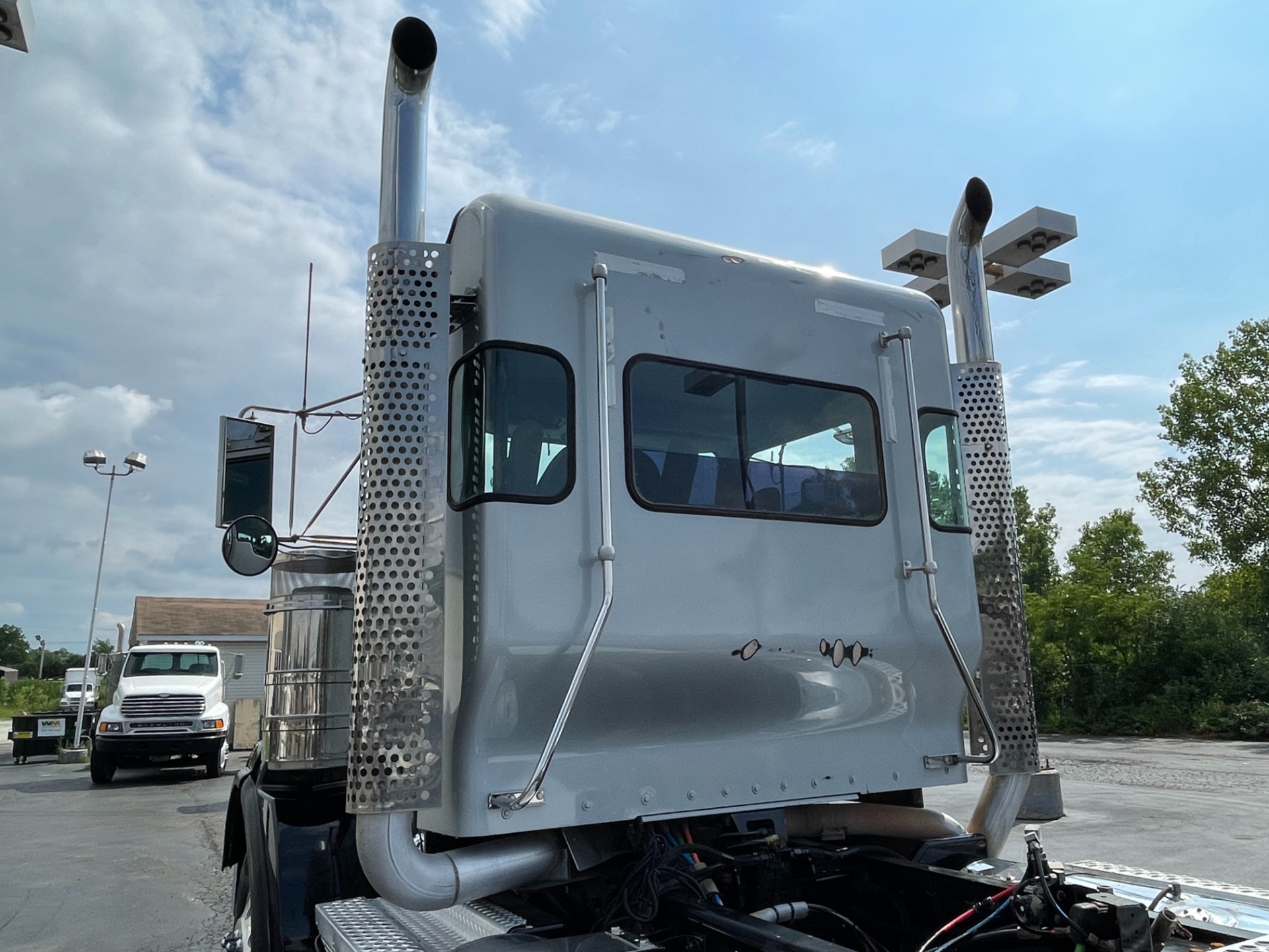 Used-2013-Kenworth-T800-Day-Cab---Cummins-ISX15---500hp---18-Speed---HaulMaxx-Susp