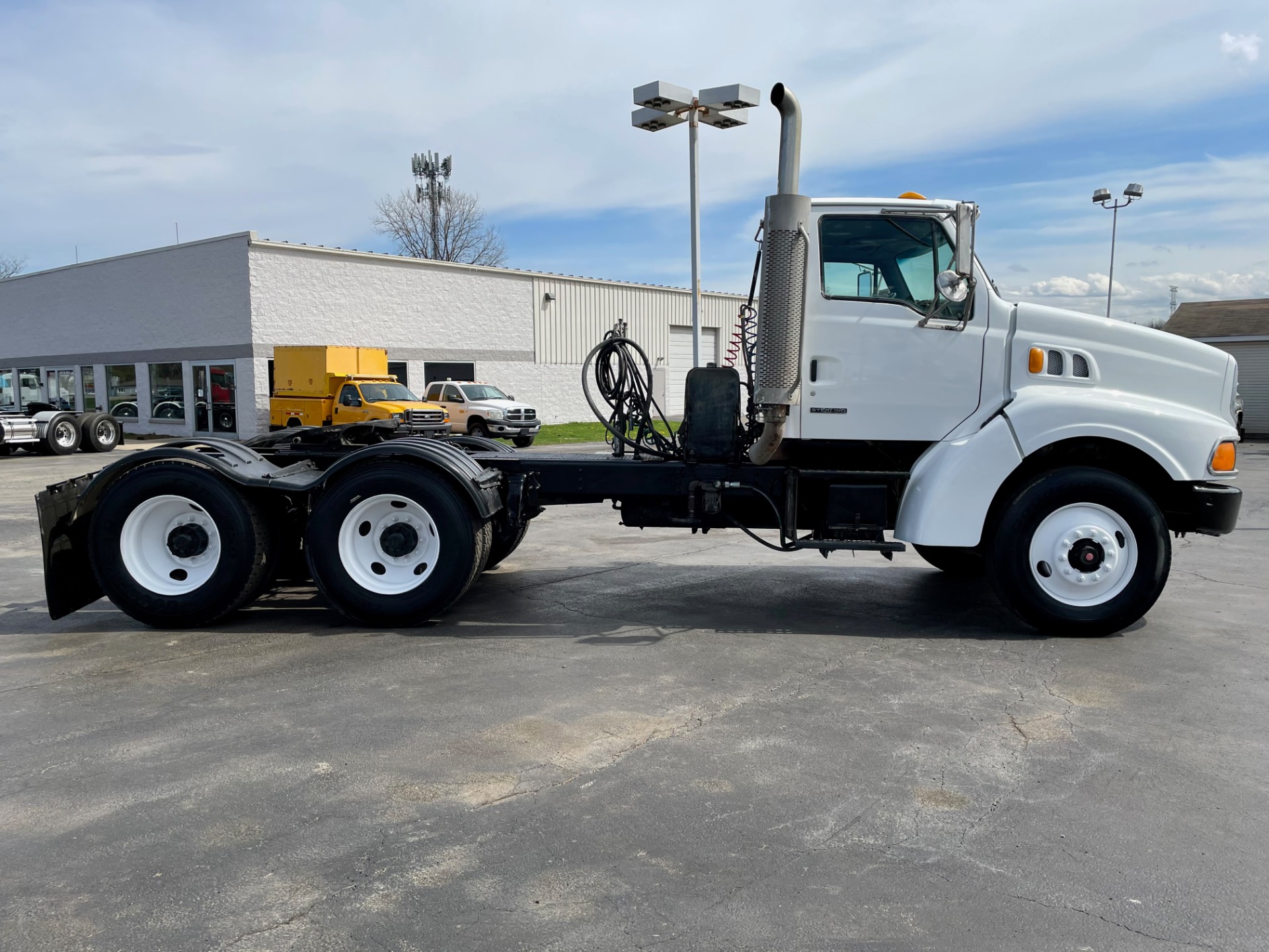 Used-2004-STERLING-LT9500-Day-Cab---Mercedes-Turbo-Diesel---13-Speed---46K-Rears