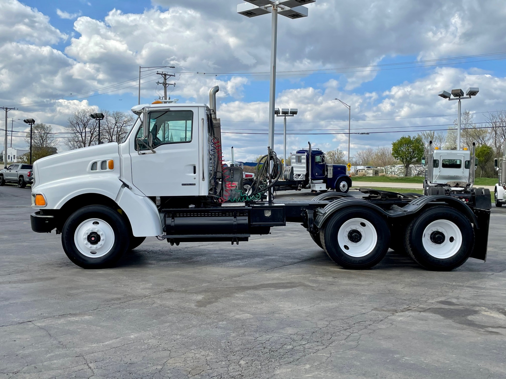 Used-2004-STERLING-LT9500-Day-Cab---Mercedes-Turbo-Diesel---13-Speed---46K-Rears