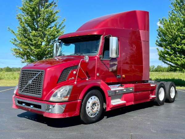 Used 2007 Volvo VNL D16  Sleeper - 500 Horsepower - 13 Speed Manual for sale Sold at Chicago Motor Cars in West Chicago IL 60185 1