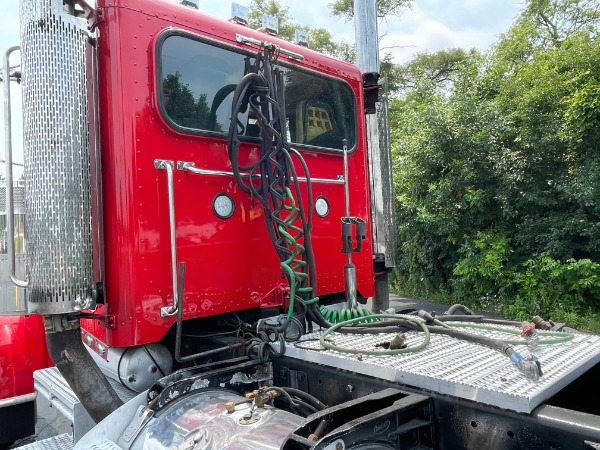 Used-2009-Peterbilt-389-Day-Cab---Cummins-ISX---485-Horsepower---18-Speed-Manual