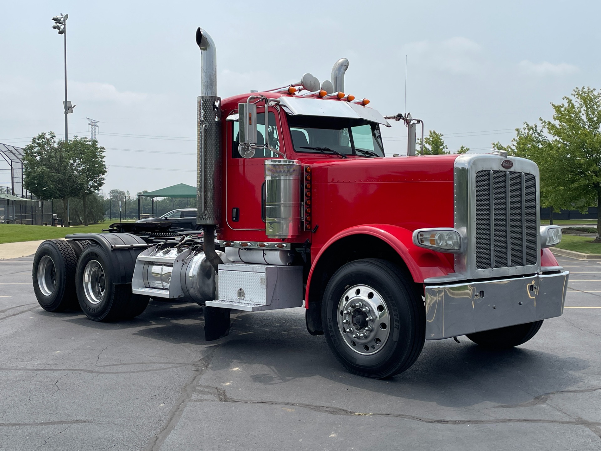 Used-2009-Peterbilt-389-Day-Cab---Cummins-ISX---485-Horsepower---18-Speed-Manual