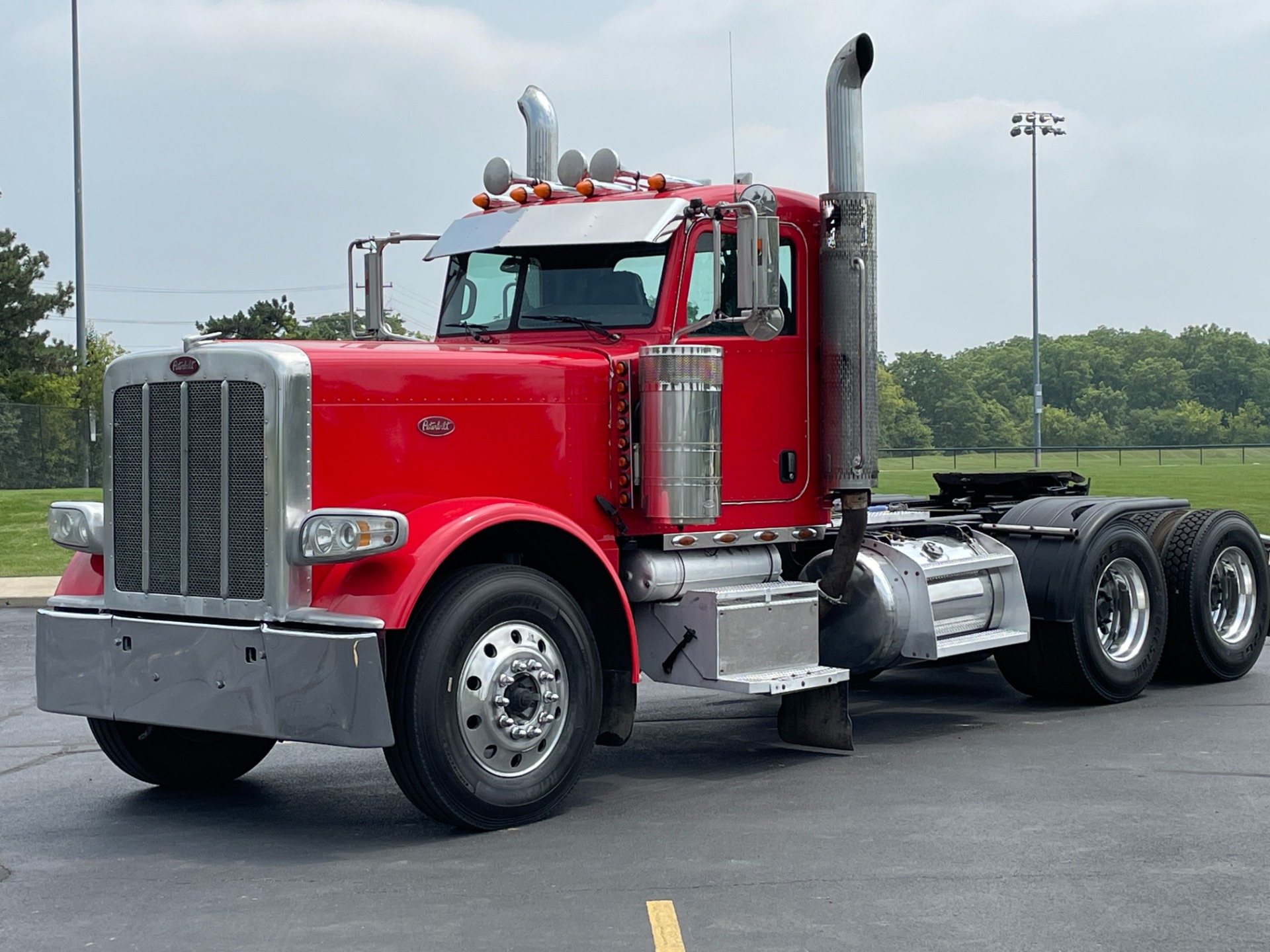 Used-2009-Peterbilt-389-Day-Cab---Cummins-ISX---485-Horsepower---18-Speed-Manual