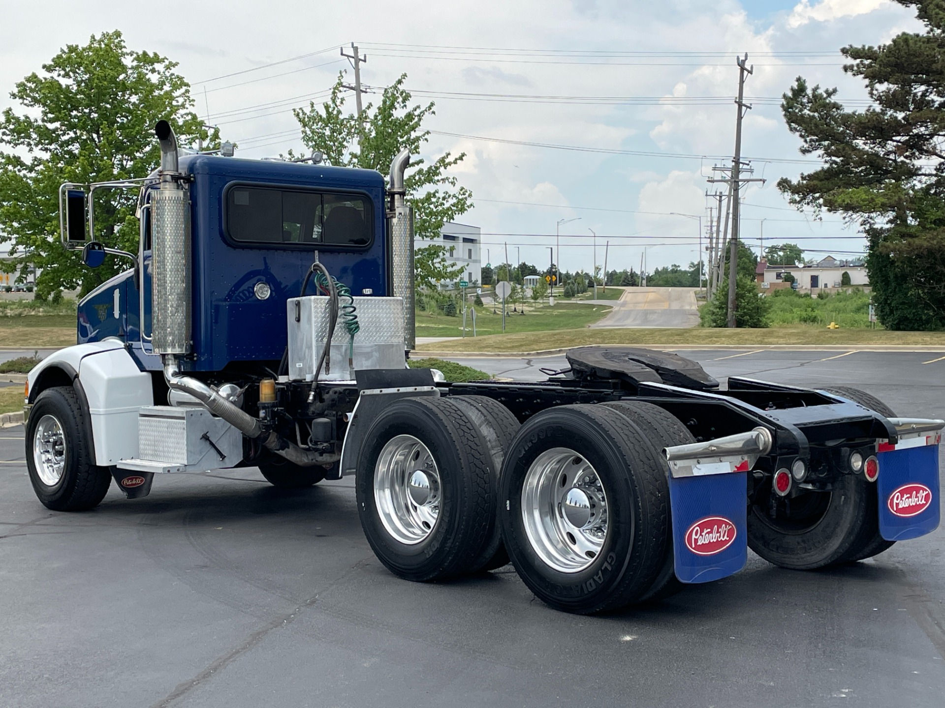 Used-2000-Peterbilt-385-Day-Cab-Cat-Diesel---410-Horsepower---EF-13-Speed---Wet-Kit