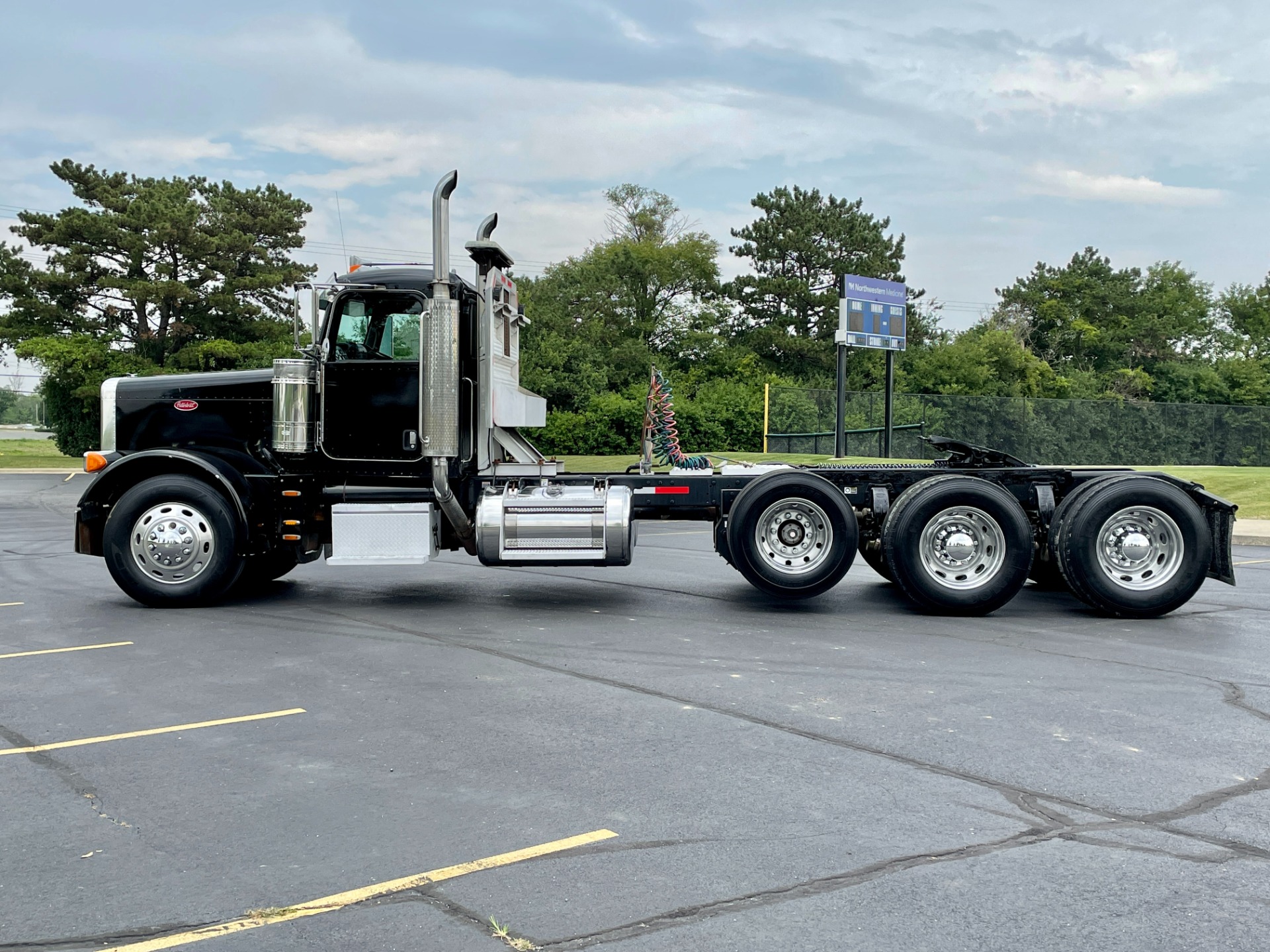 Used-2007-Peterbilt-379-Tri-Axle-Day-Cab---CAT-DIESEL---450-HP---13-Speed-Manual---40K-Rears