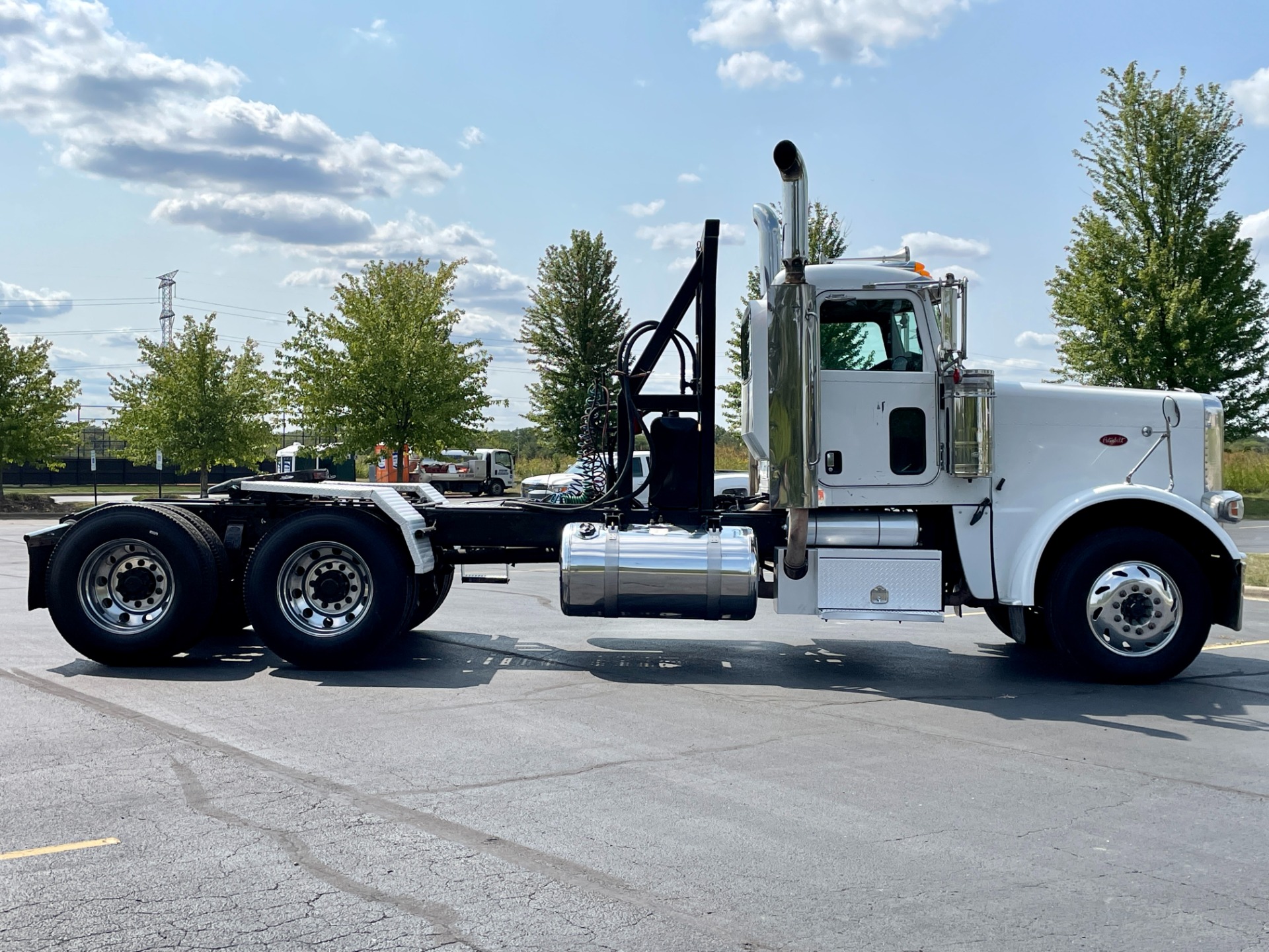 Used-2009-Peterbilt-388-Day-Cab---C15-ACERT---475-Horsepower---WET-KIT