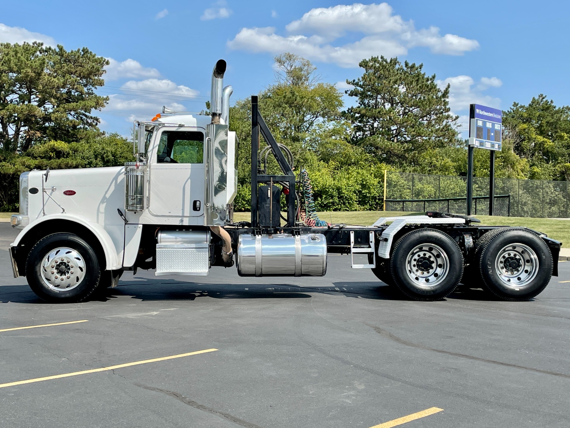 Used-2009-Peterbilt-388-Day-Cab---C15-ACERT---475-Horsepower---WET-KIT