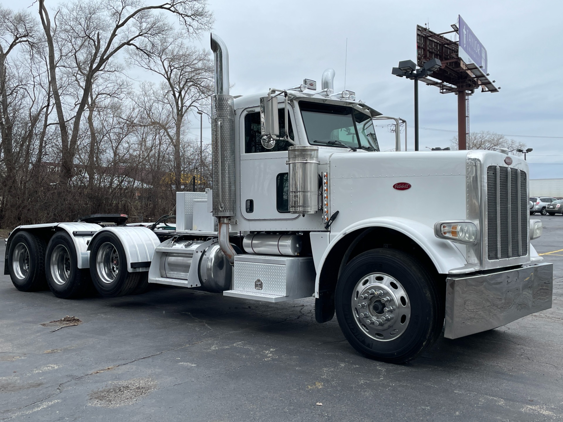 Used-2009-Peterbilt-388-Day-Cab---Cummins-ISX15---550-HP---WET-KIT