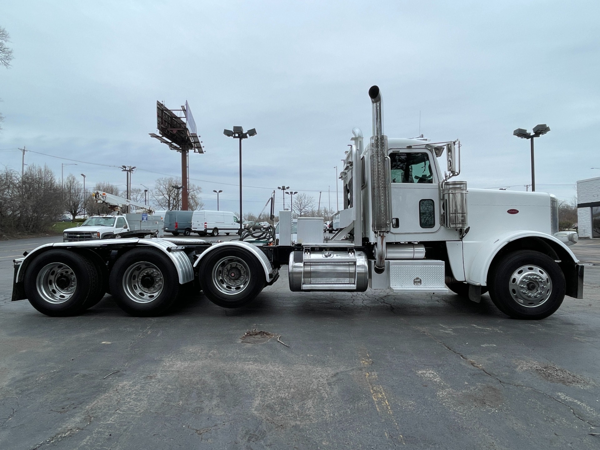 Used-2009-Peterbilt-388-Day-Cab---Cummins-ISX15---550-HP---WET-KIT