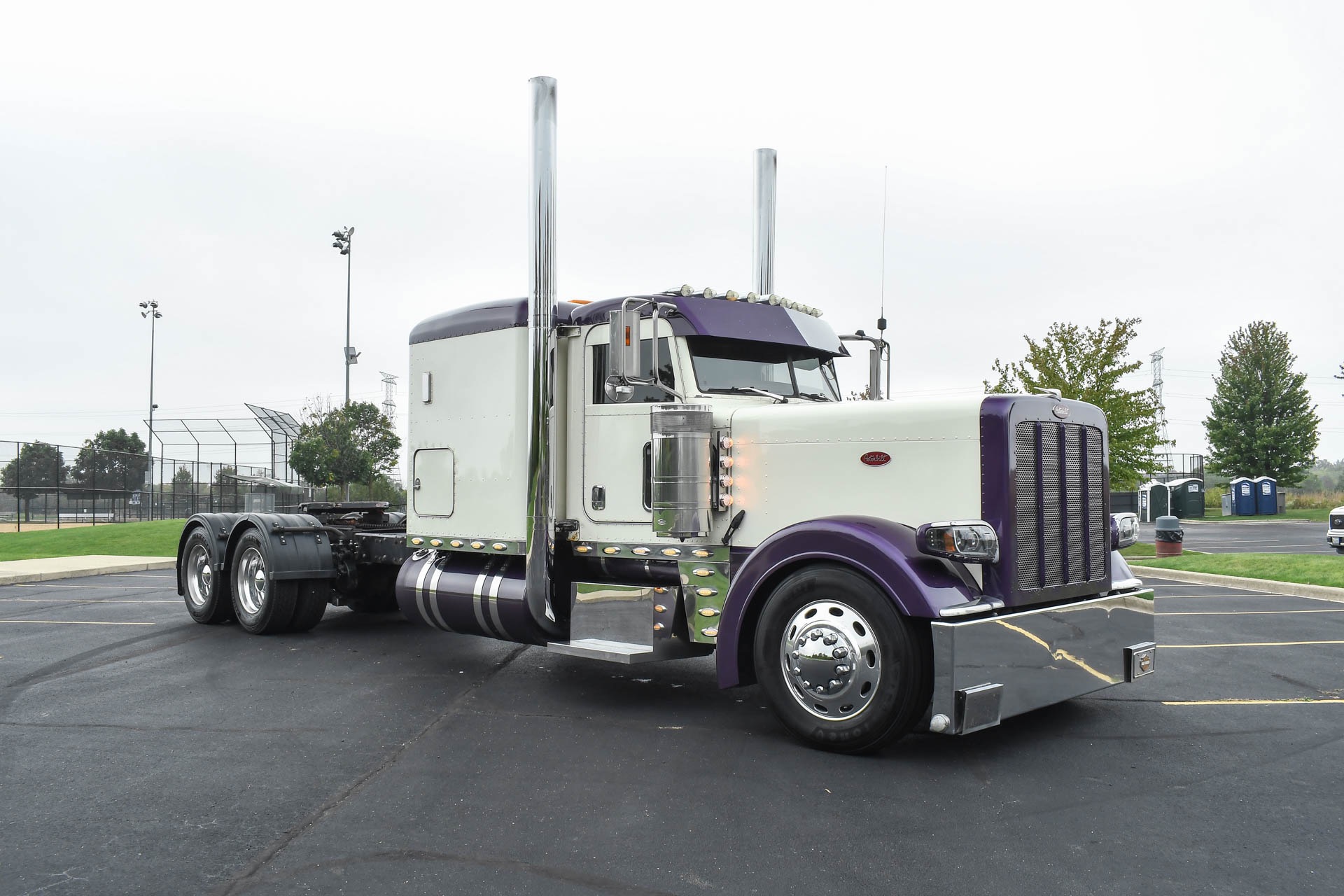 Used-2008-Peterbilt-389-Sleeper---ISX15---600-HP---18-Speed---40K-Rears