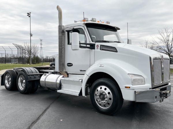 Used 2015 Kenworth T880 Day Cab Cummins ISX15 10-Speed Manual for sale Sold at Chicago Motor Cars in West Chicago IL 60185 3