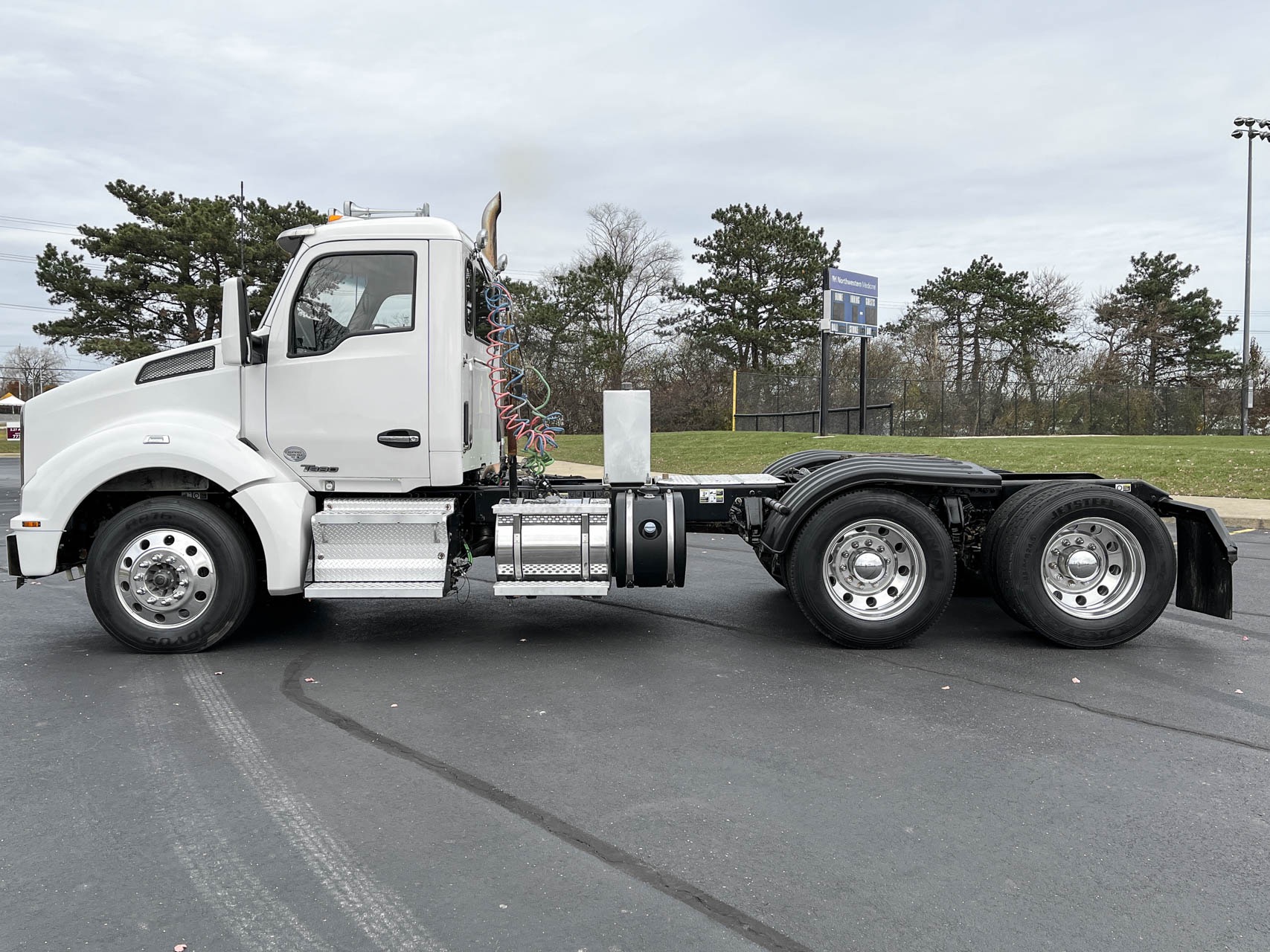 Used-2015-Kenworth-T880-Day-Cab-Cummins-ISX15-10-Speed-Manual