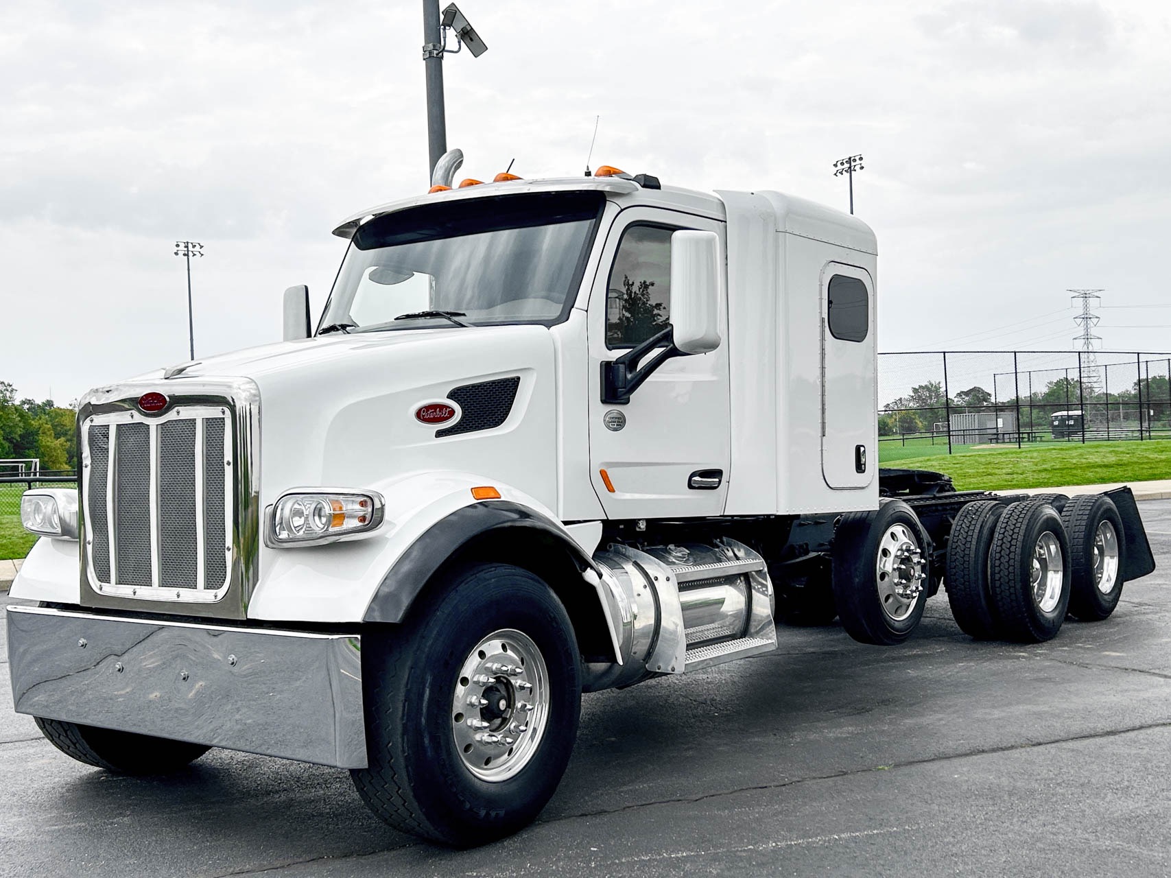 Used-2016-Peterbilt-567-Sleeper---Steerable-Tri-Axle---Paccar-MX-13---13-Speed-Manual