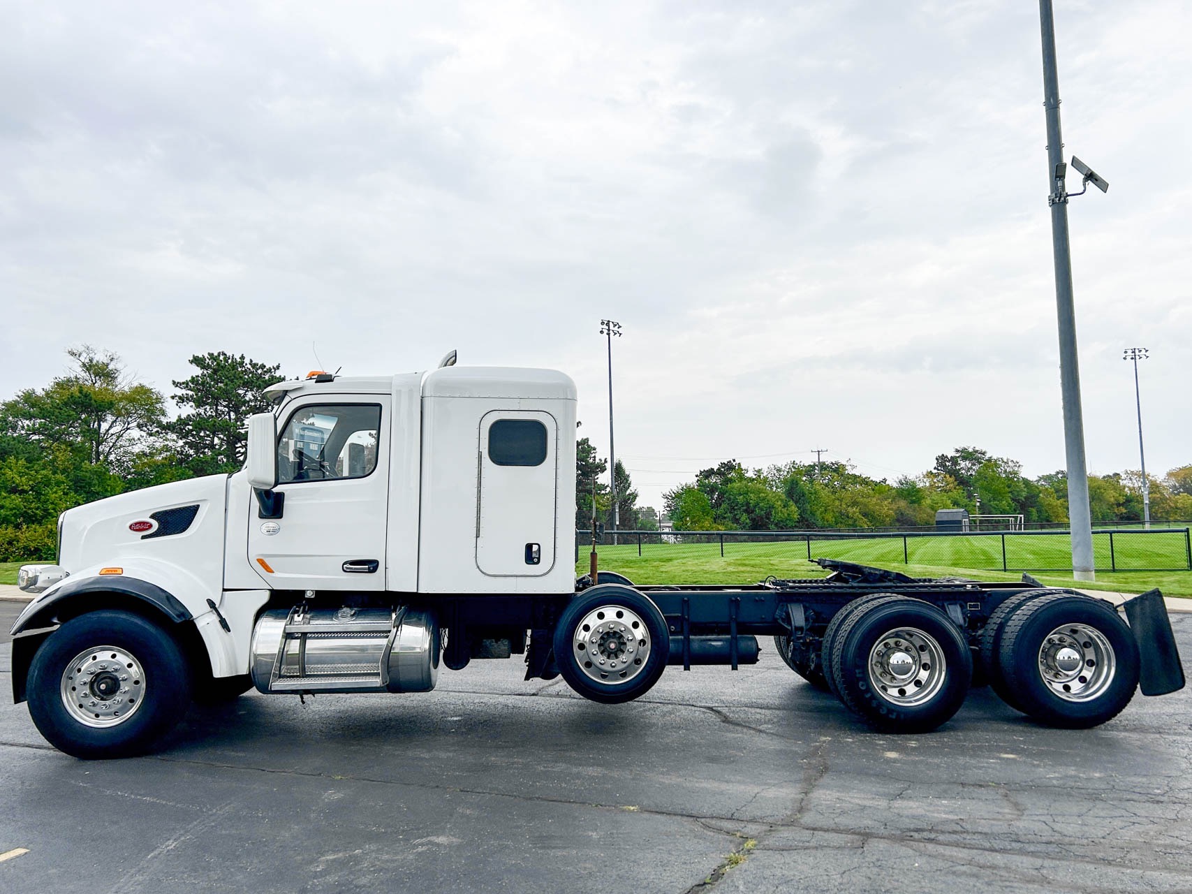 Used-2016-Peterbilt-567-Sleeper---Steerable-Tri-Axle---Paccar-MX-13---13-Speed-Manual