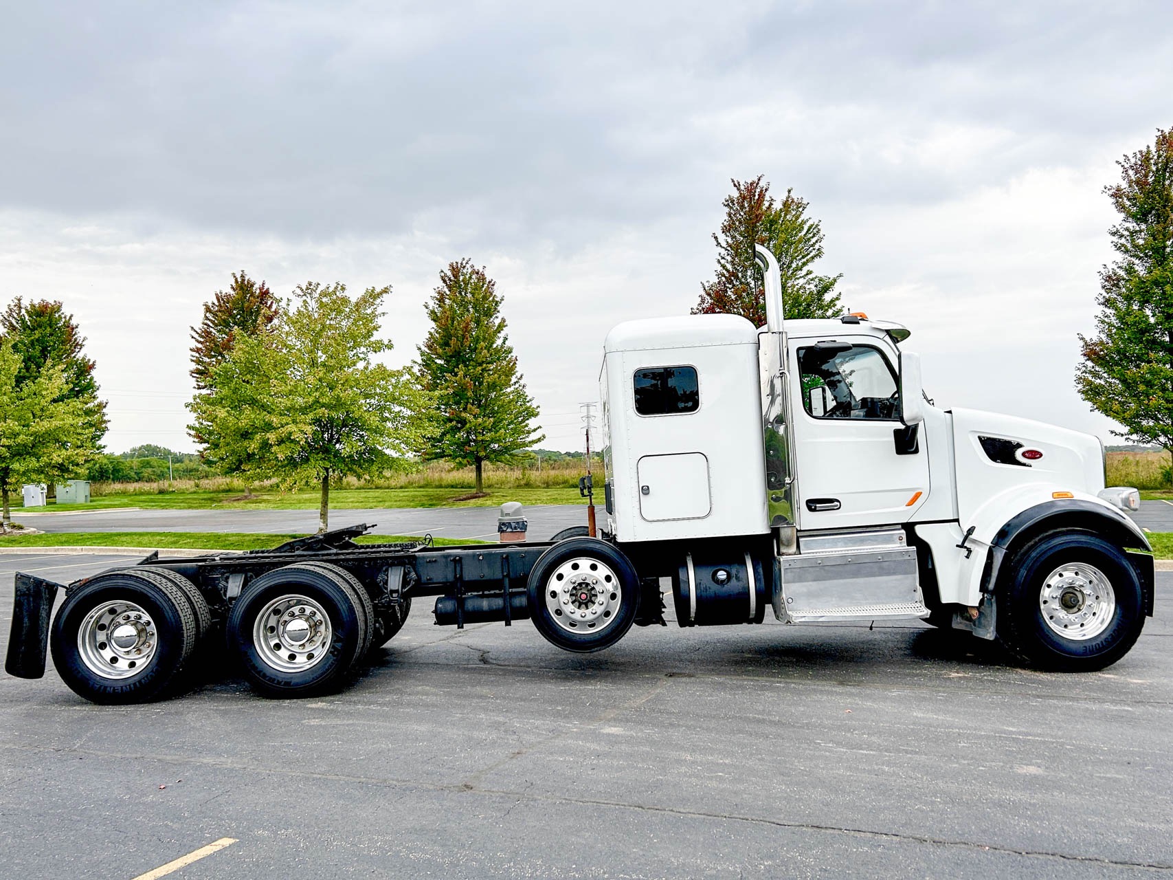 Used-2016-Peterbilt-567-Sleeper---Steerable-Tri-Axle---Paccar-MX-13---13-Speed-Manual