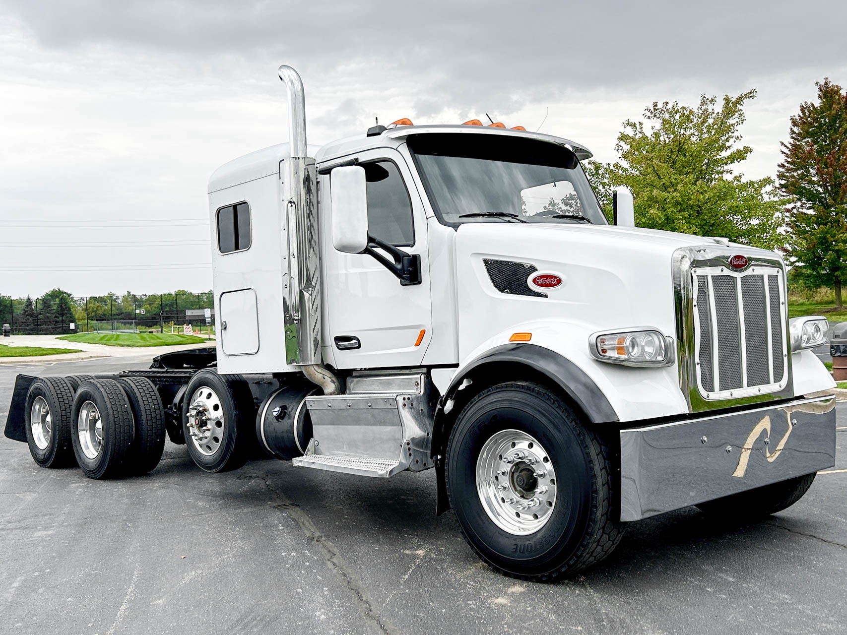 Used-2016-Peterbilt-567-Sleeper---Steerable-Tri-Axle---Paccar-MX-13---13-Speed-Manual