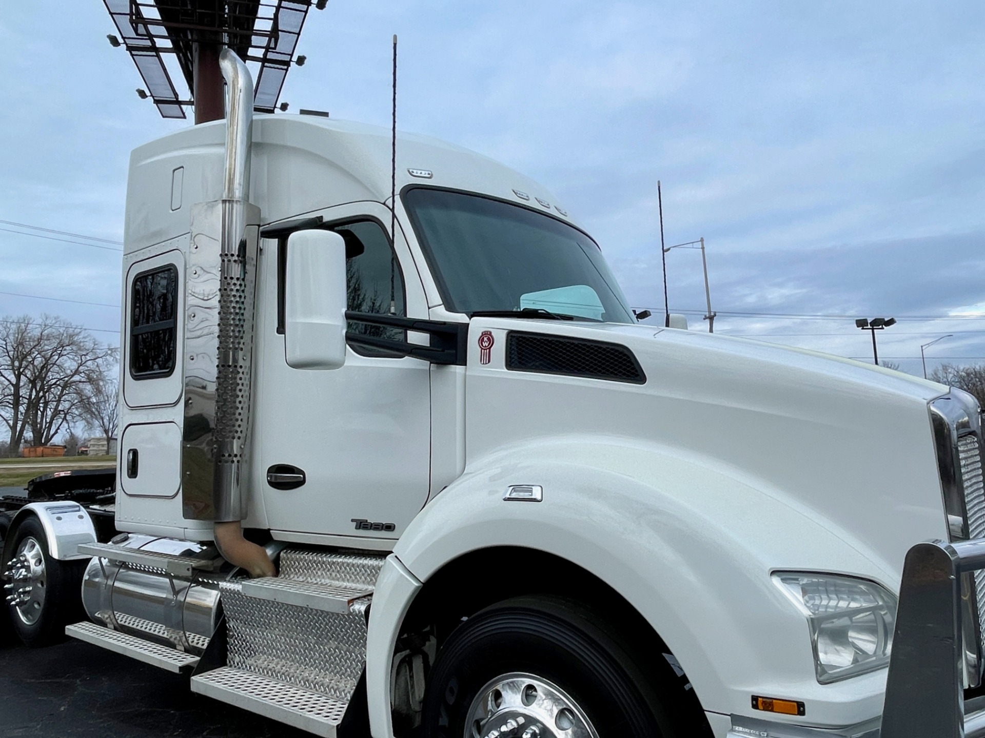 Used-2015-Kenworth-T880-Sleeper---CAT-C15---550-HP---18-Speed-Manual