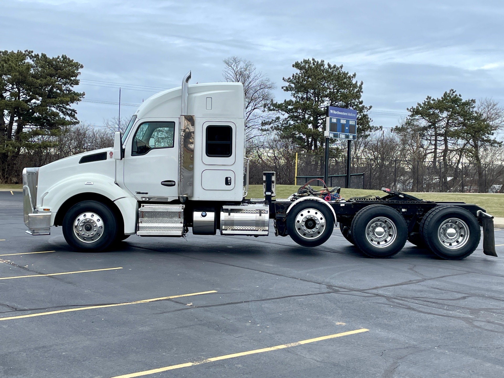 Used-2015-Kenworth-T880-Sleeper---CAT-C15---550-HP---18-Speed-Manual