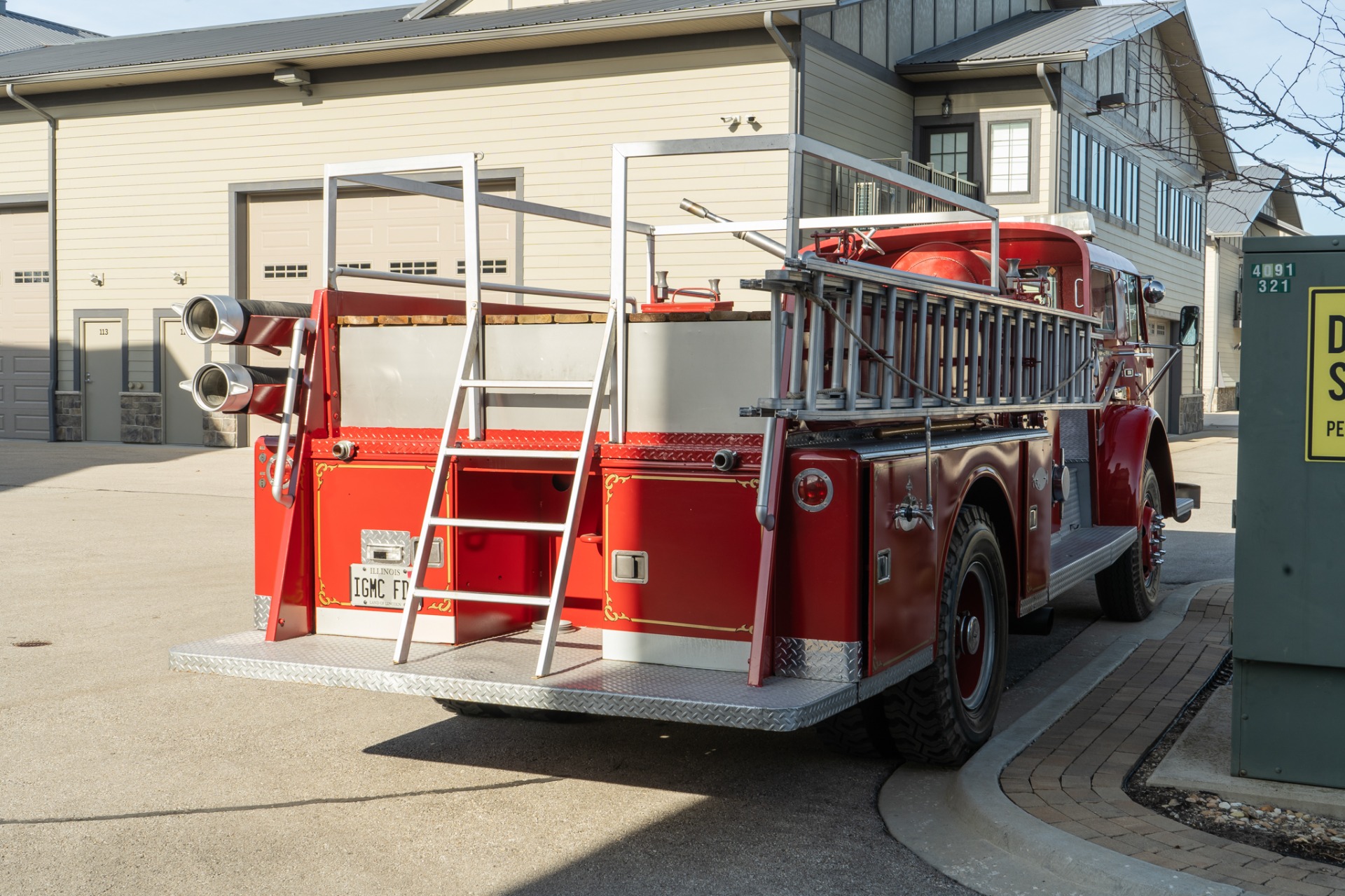 Used-1963-AMERICAN-LAFRANCE-28-FIRETRUCK-Detroit-Diesel-Serviced-New-Tires-Custom-Flame-Thrower