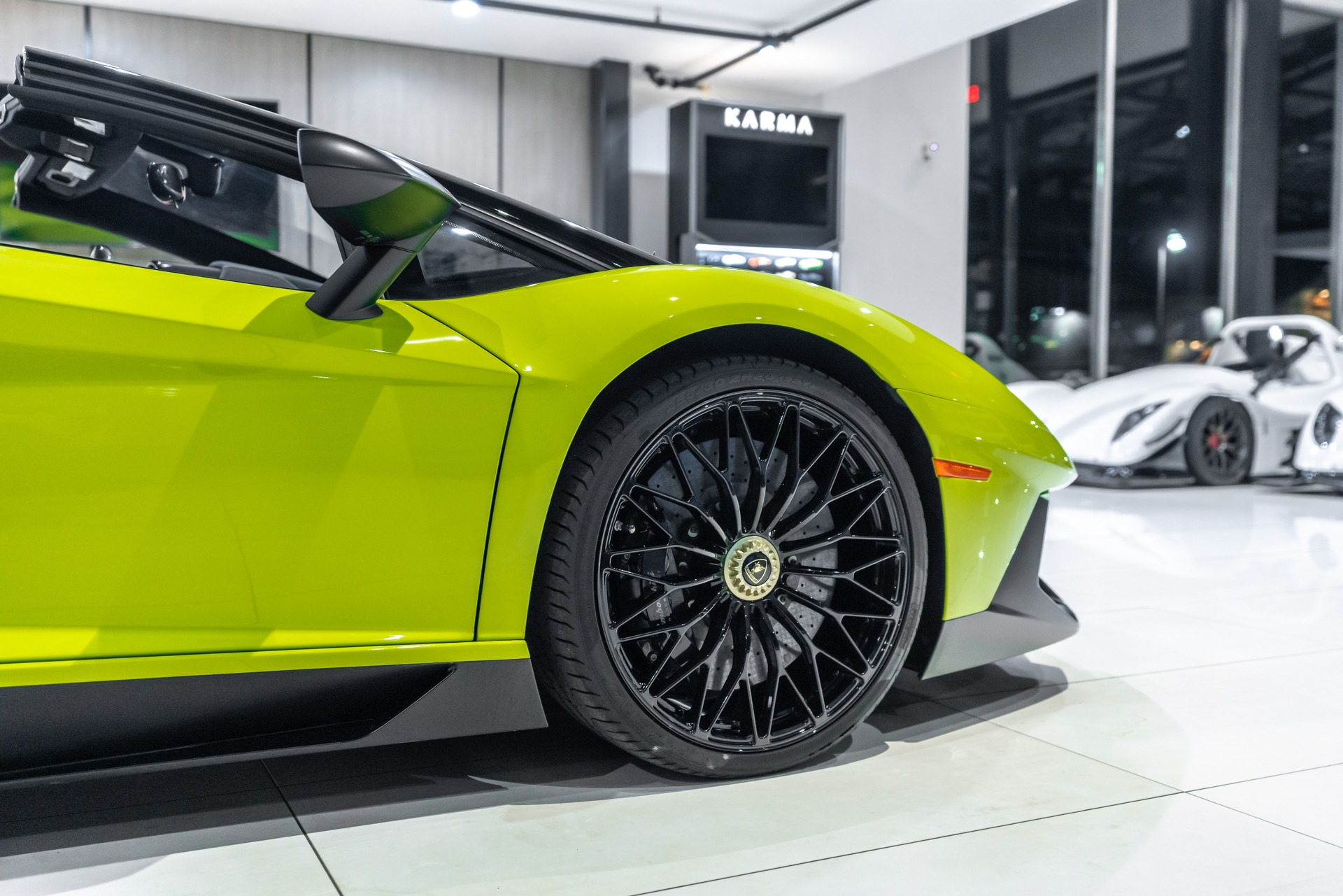 Used-2016-Lamborghini-Aventador-SV-Roadster-LP750-4-RARE-1-of-2-Verde-Scandal-in-the-US-LOADED-Carbon-Fiber