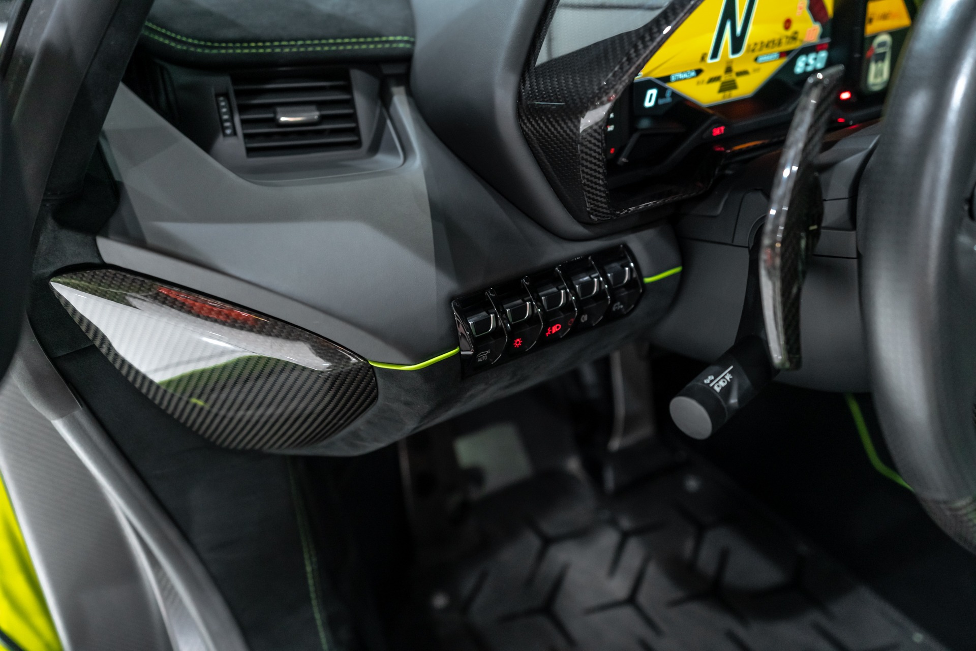 Used-2016-Lamborghini-Aventador-SV-Roadster-LP750-4-RARE-1-of-2-Verde-Scandal-in-the-US-LOADED-Carbon-Fiber