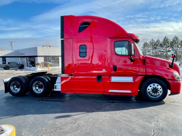 Used 2016 Freightliner Cascadia 125 Evolution Sleeper - Cummins ISX 450 HP - 10 Speed Manual for sale Sold at Chicago Motor Cars in West Chicago IL 60185 4