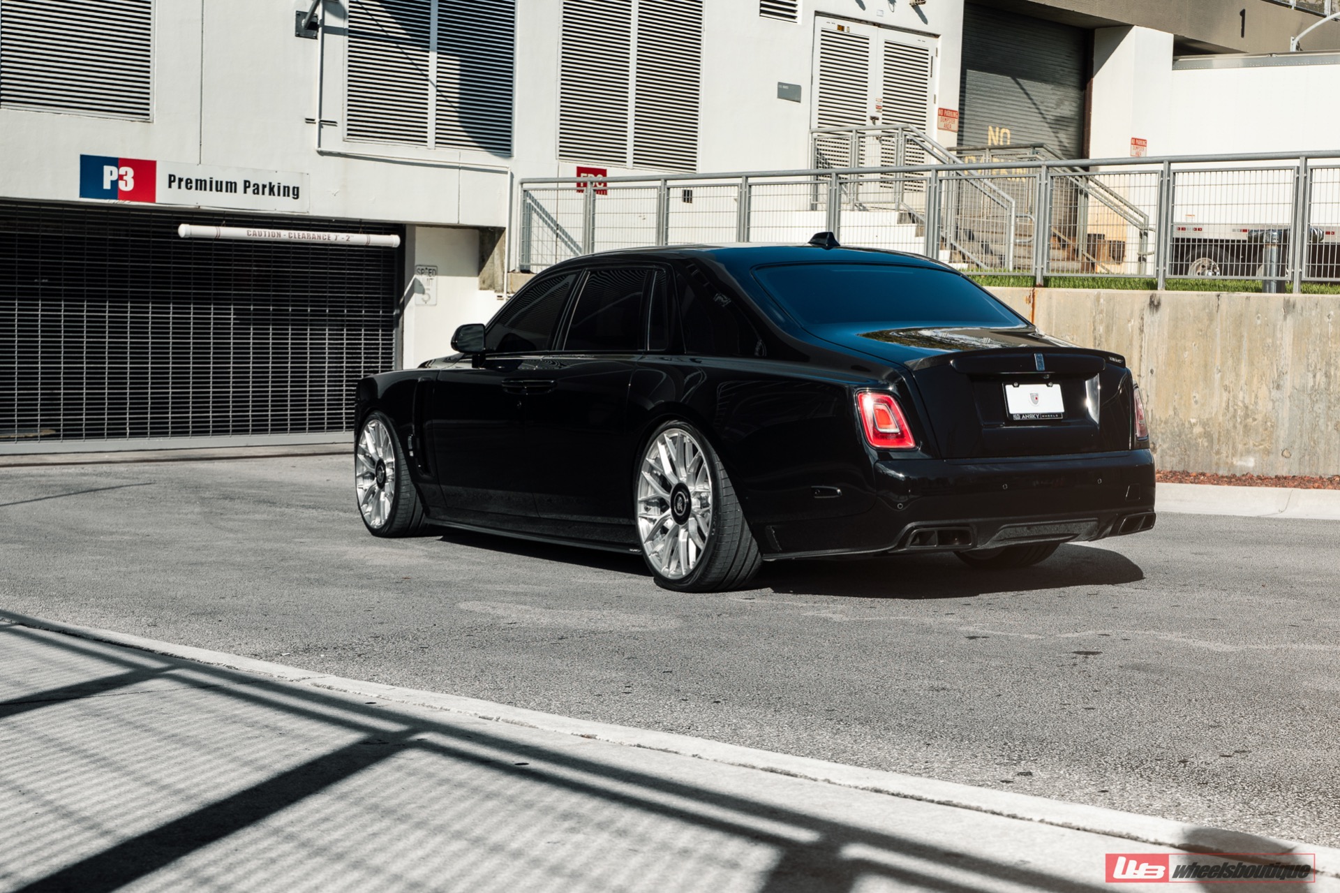 Used-2021-Rolls-Royce-Phantom-Mansory-Package-Carbon-Fiber-Anrky-Wheels-LOADED-Starlight-Headliner