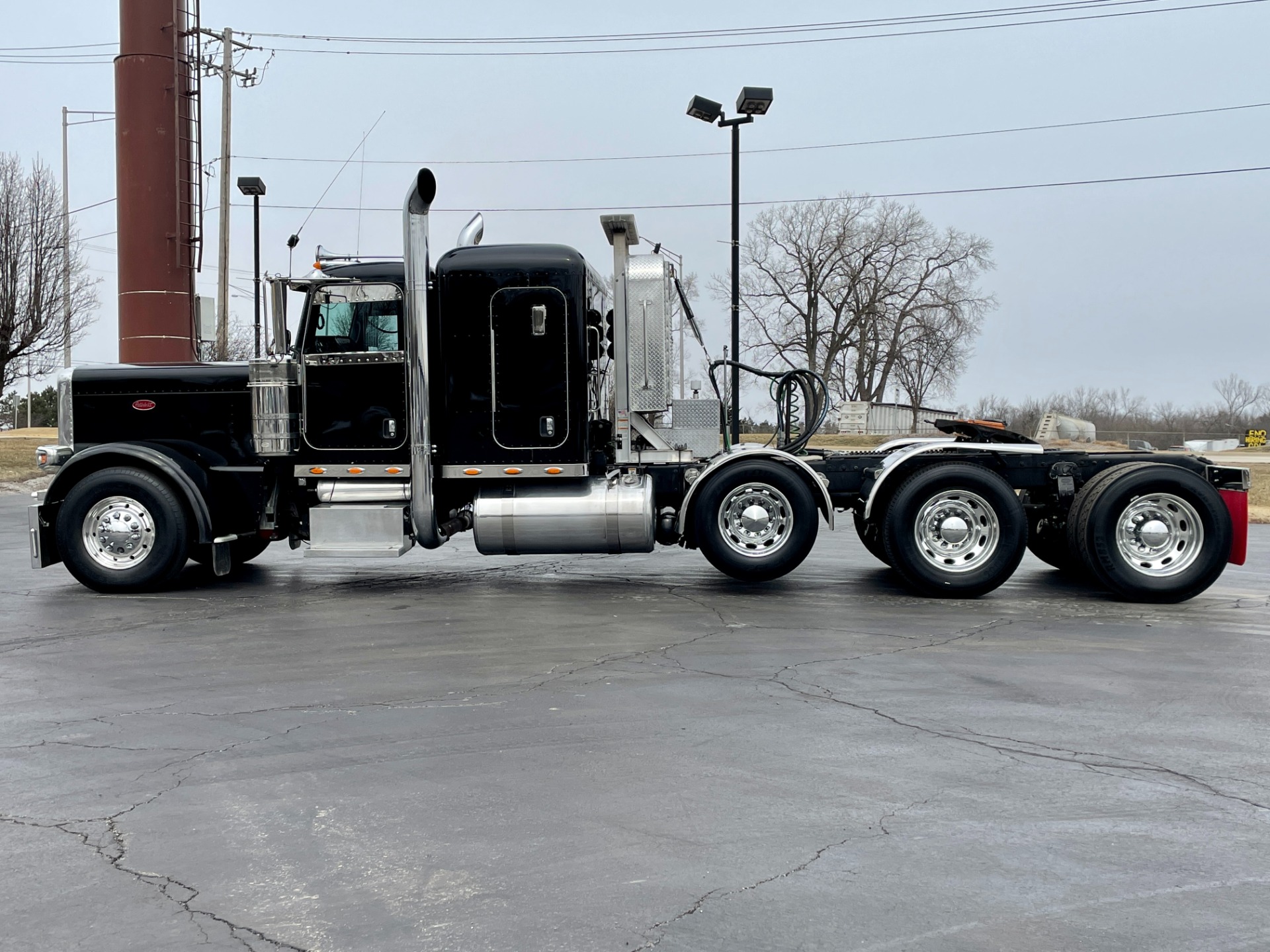 Used-2012-Peterbilt-389-Sleeper-TRI-AXLE-Heavy-Haul---Cummins-ISX15---550-Horsepower---18-Speed---W