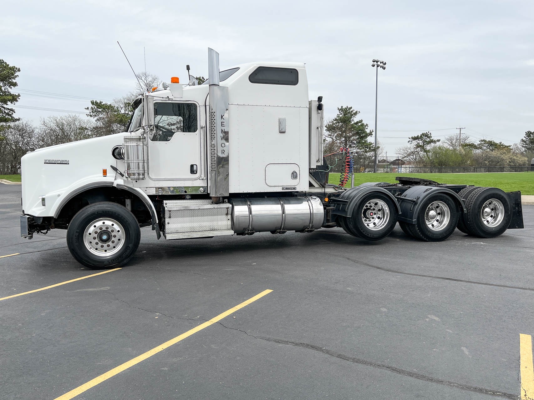 Used-2009-Kenworth-T800-AeroDyne-Sleeper---Cummins-ISX---TRI-AXLE---550-Horsepower