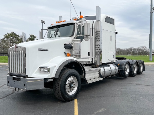 Used 2009 Kenworth T800 AeroDyne Sleeper - Cummins ISX - TRI-AXLE - 550 Horsepower for sale Sold at Chicago Motor Cars in West Chicago IL 60185 1