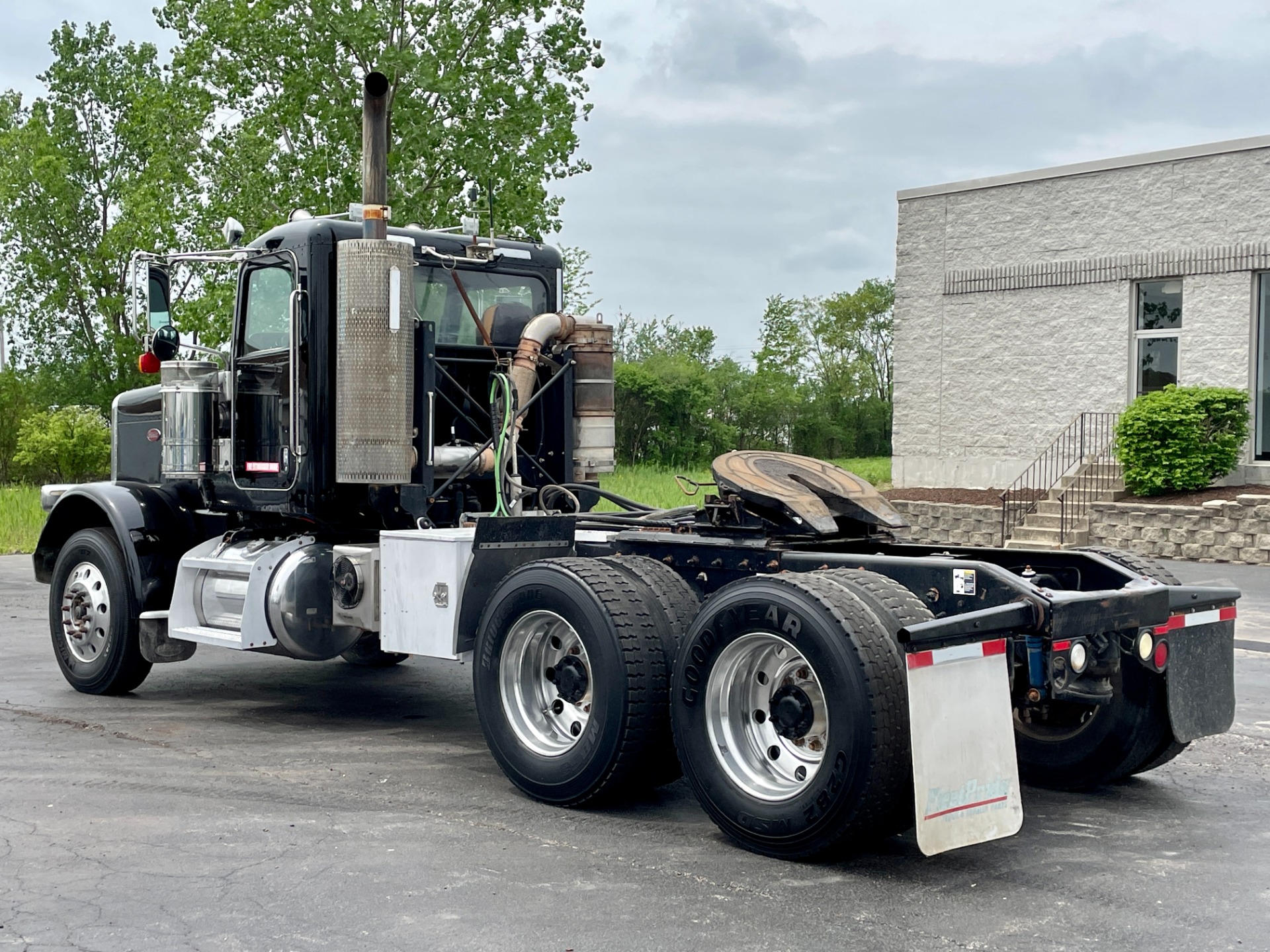 Used-2011-Peterbilt-388-Day-Cab---CUMMINS-ISX15---15-Speed-Manual---AirTrac-Suspension