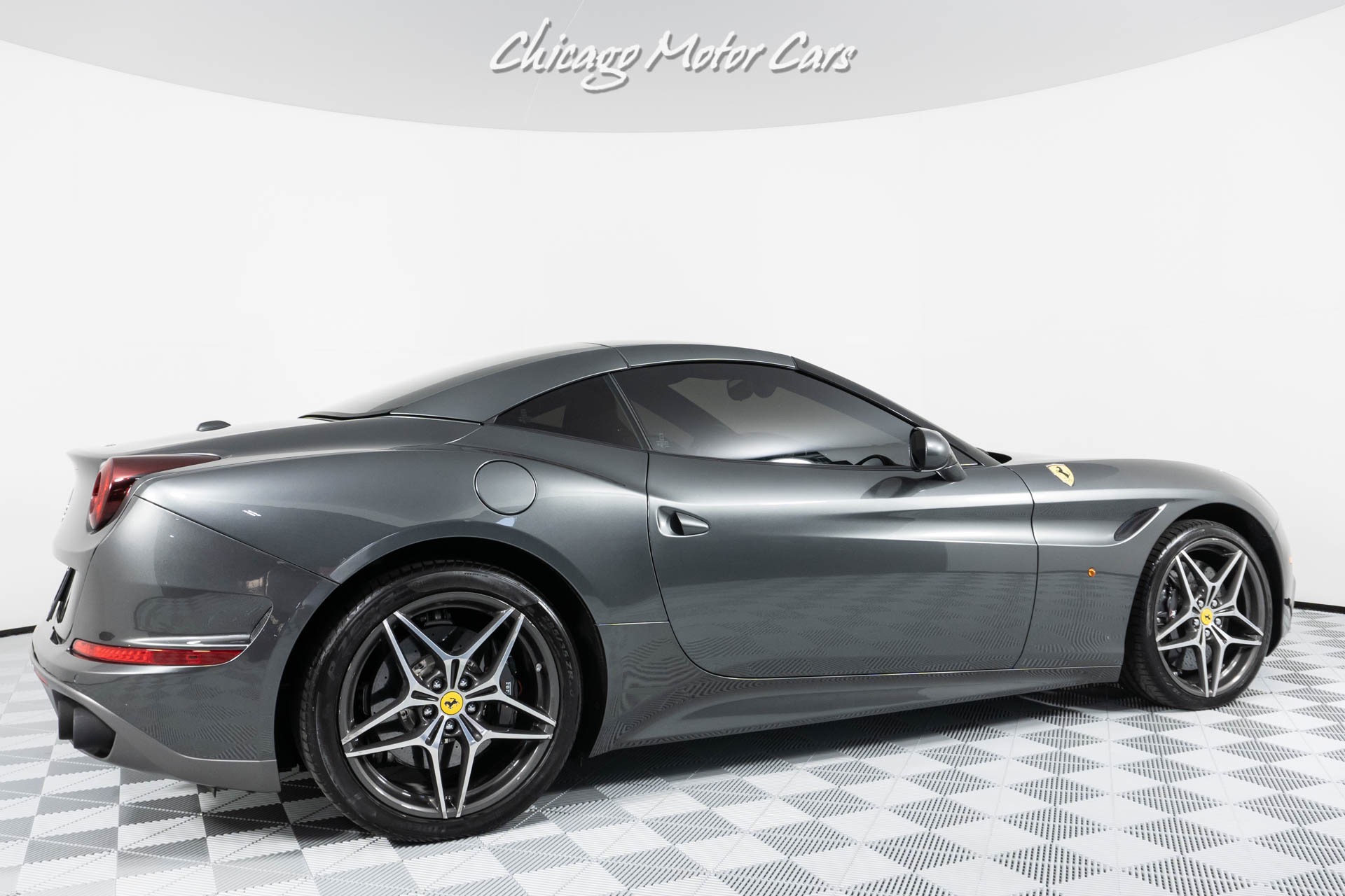 Used-2017-Ferrari-California-T-HANDLING-SPECIALE-PACKAGE-RARE-CONVERTIBLE-ONLY-4K-MILES