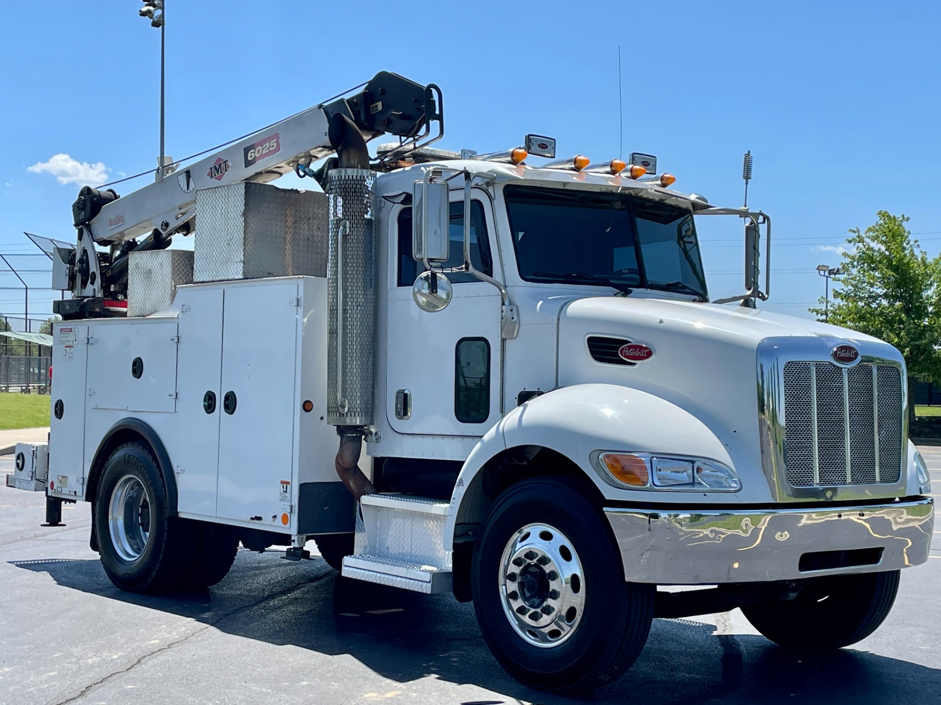 Used-2008-Peterbilt-355-Service-Truck---IMT-Crane-and-Compressor---Automatic