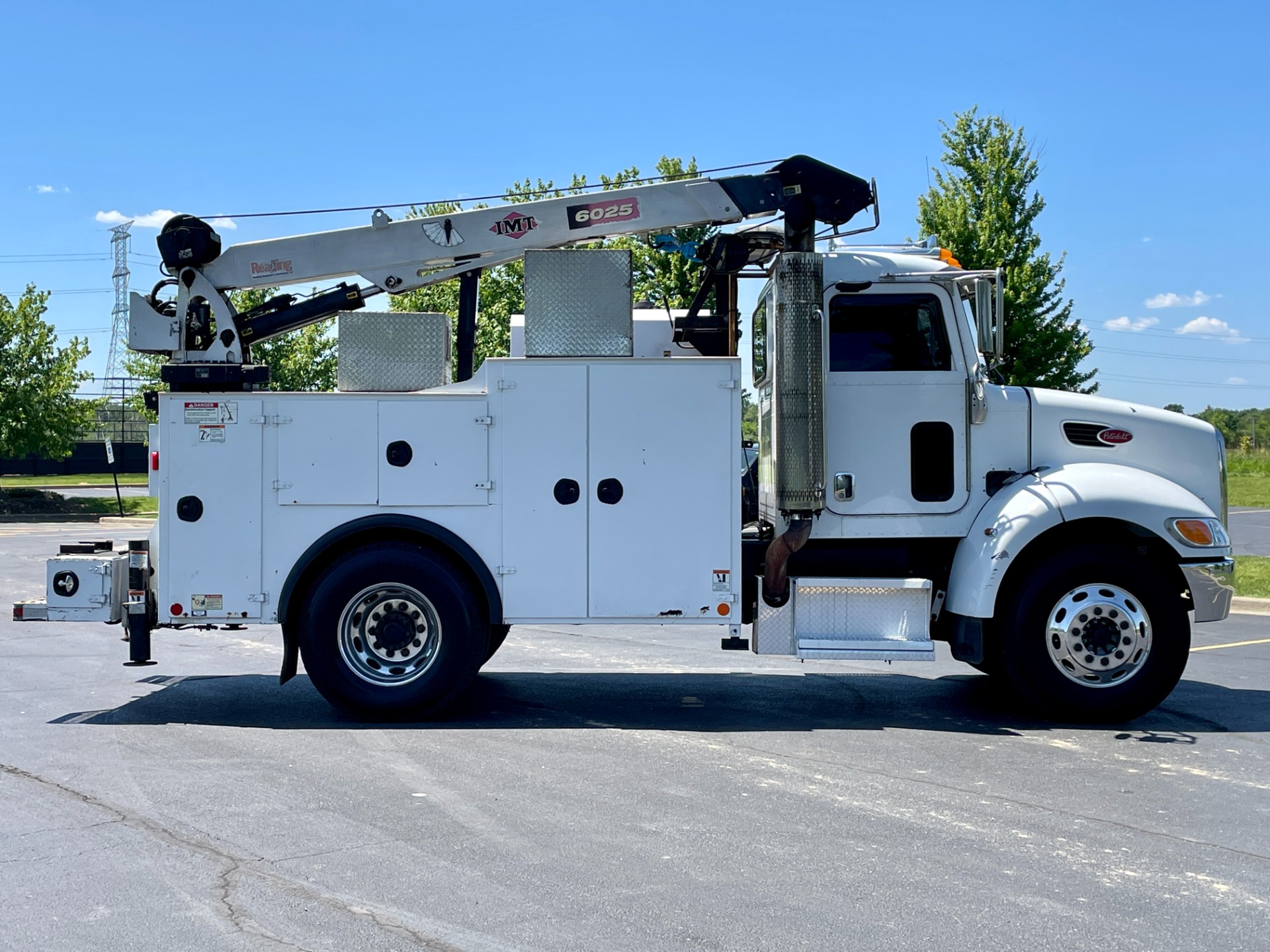 Used-2008-Peterbilt-355-Service-Truck---IMT-Crane-and-Compressor---Automatic