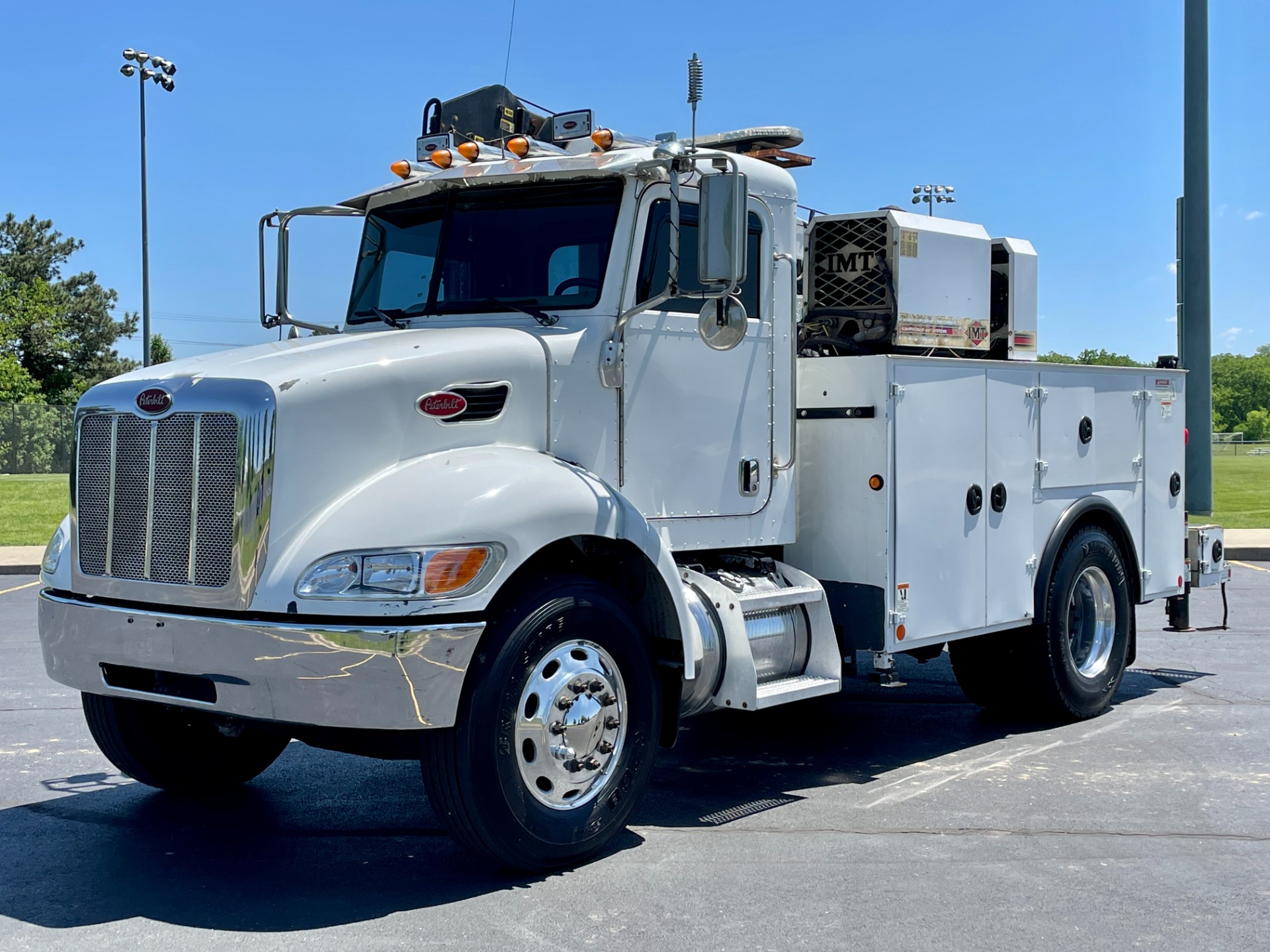 Used-2008-Peterbilt-355-Service-Truck---IMT-Crane-and-Compressor---Automatic