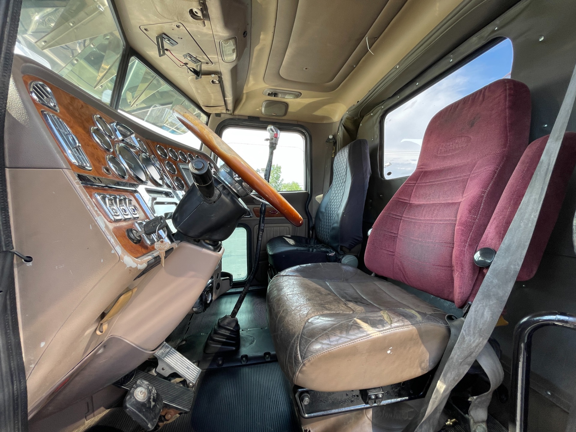 Used-2007-Peterbilt-389-Day-Cab-GLIDER-Detroit-Diesel---13-Speed-Manual