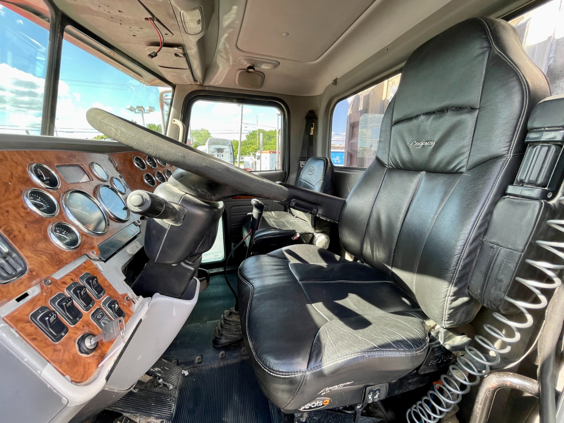 Used-2008-Peterbilt-365-Day-Cab---Cummins-ISM---410-Horsepower---10-Speed-Manual