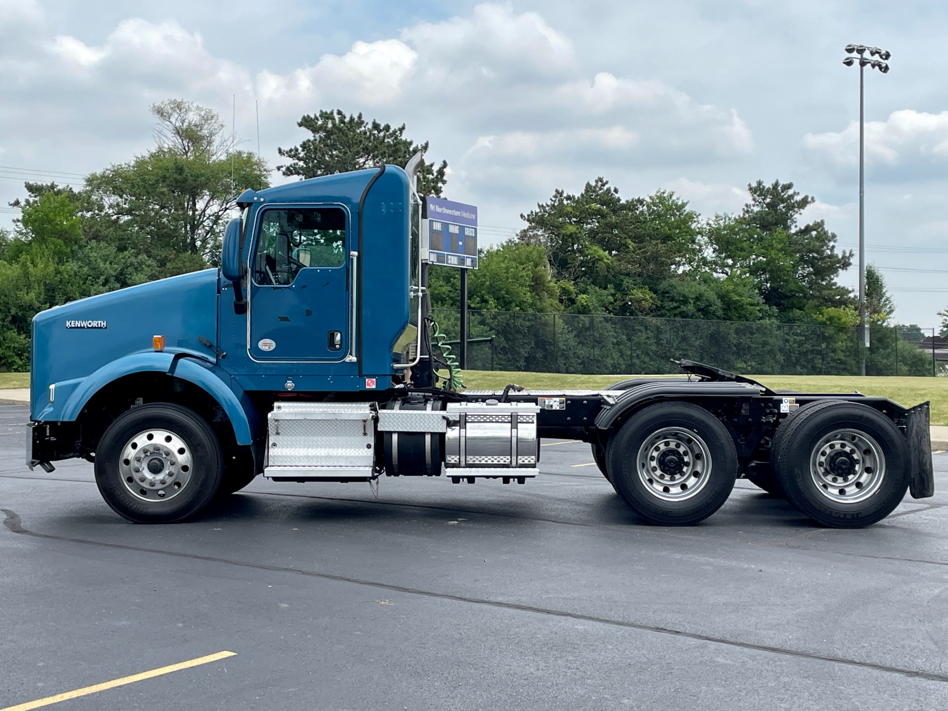 Used-2019-Kenworth-T800-Day-Cab---Cummins-X15---500-Horsepower---18-Speed-Manual