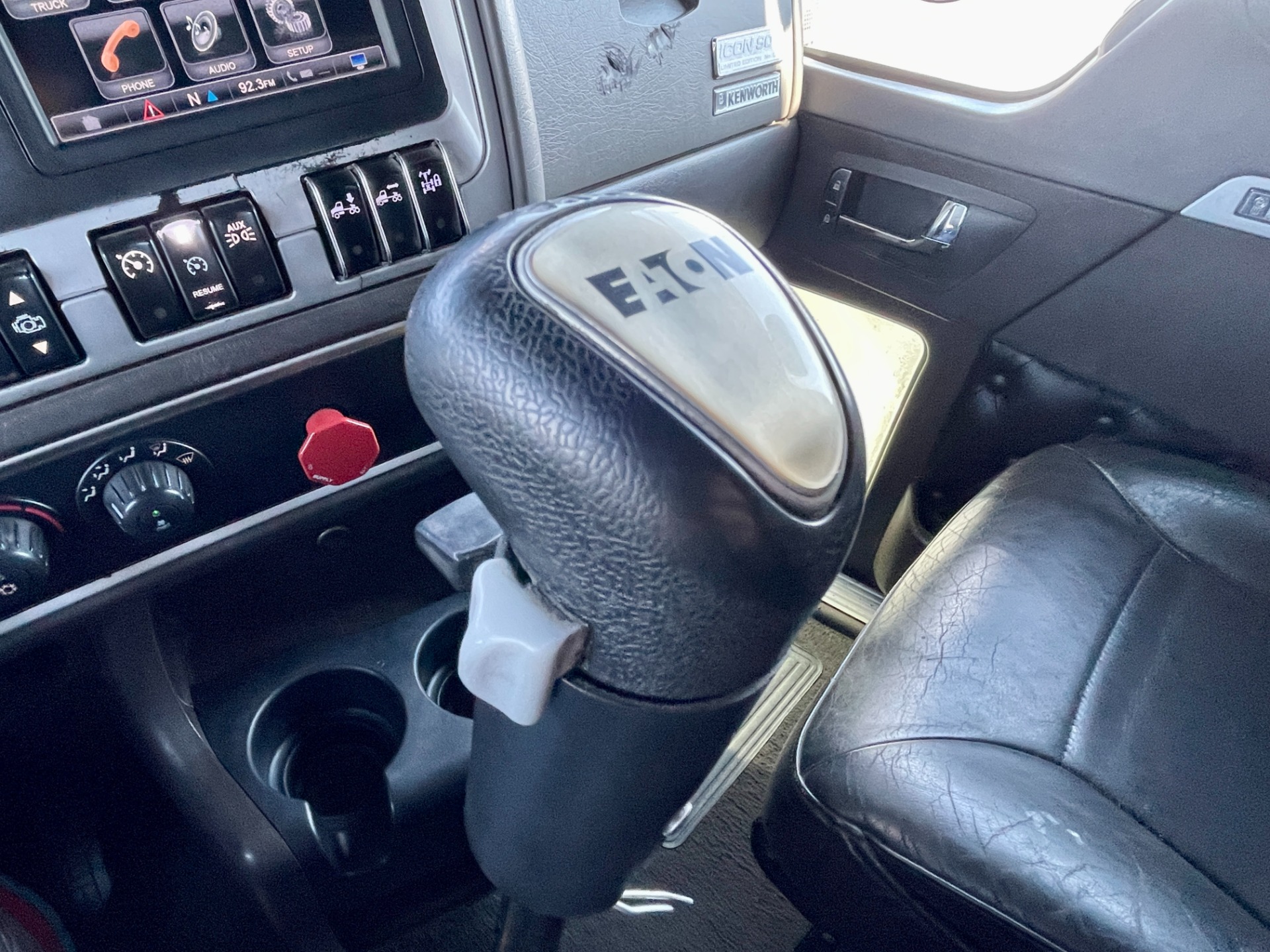 Used-2016-Kenworth-W900L-ICON-900-SLEEPER----44-BUILT---CUMMINS-ISX---550-HORSEPOWER---18-SPEED