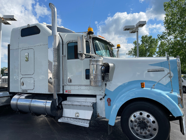 Used-2005-Kenworth-W900-Aerocab-Sleeper---Cummins-ISX---450-Horsepower---13-Speed