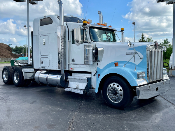 Used 2005 Kenworth W900 Aerocab Sleeper - Cummins ISX - 450 Horsepower - 13 Speed for sale Sold at Chicago Motor Cars in West Chicago IL 60185 3