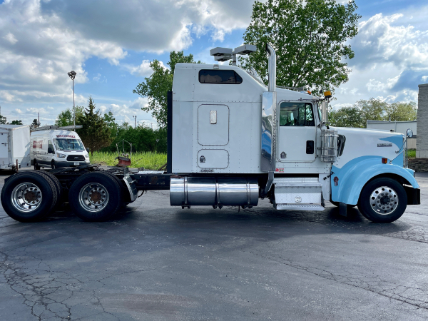 Used 2005 Kenworth W900 Aerocab Sleeper - Cummins ISX - 450 Horsepower - 13 Speed for sale Sold at Chicago Motor Cars in West Chicago IL 60185 4