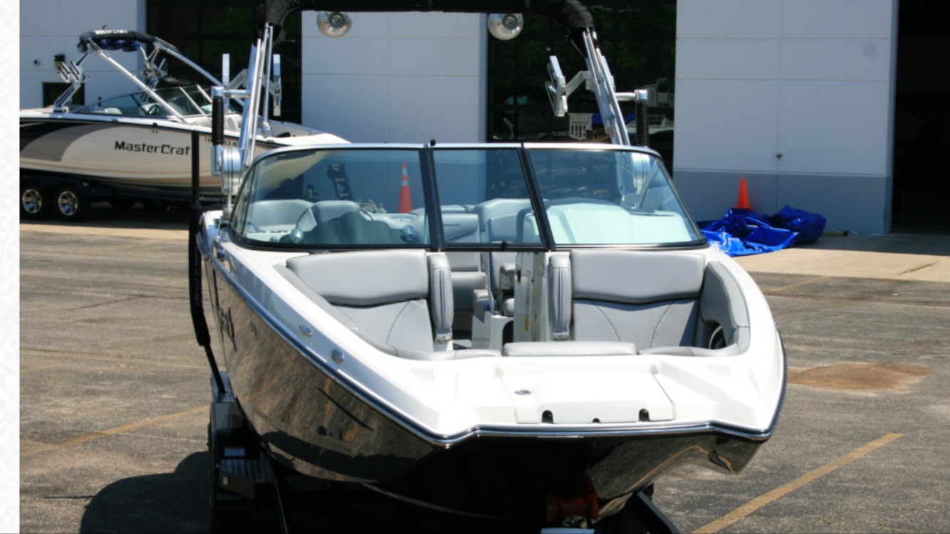 Used-2016-Mastercraft-X26-Surf-Boat-Ilmor-V8-FRESH-SERVICE-BOW-THRUSTER-ONLY-221-HOURS