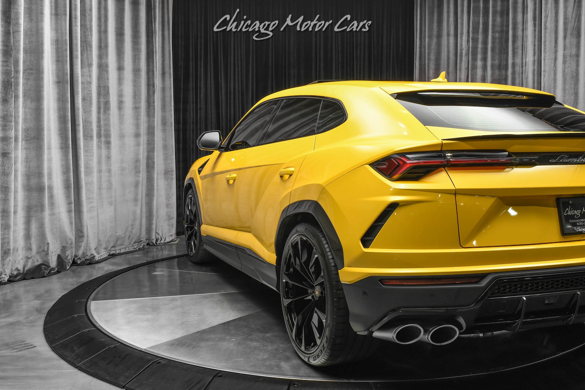 Used-2022-Lamborghini-Urus-SUV-ONLY-79-Miles-HOT-Color-Combo-TONS-of-Carbon-LOADED