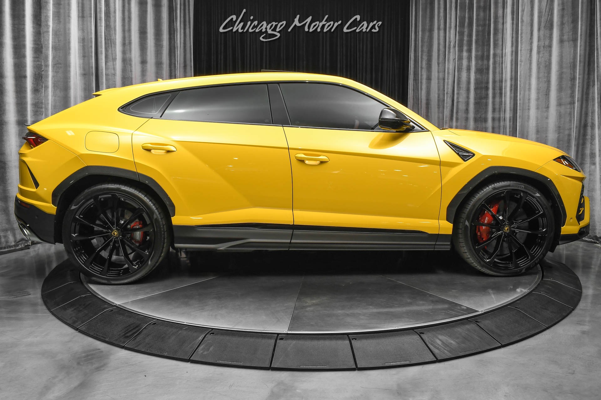 Used-2022-Lamborghini-Urus-SUV-ONLY-79-Miles-HOT-Color-Combo-TONS-of-Carbon-LOADED