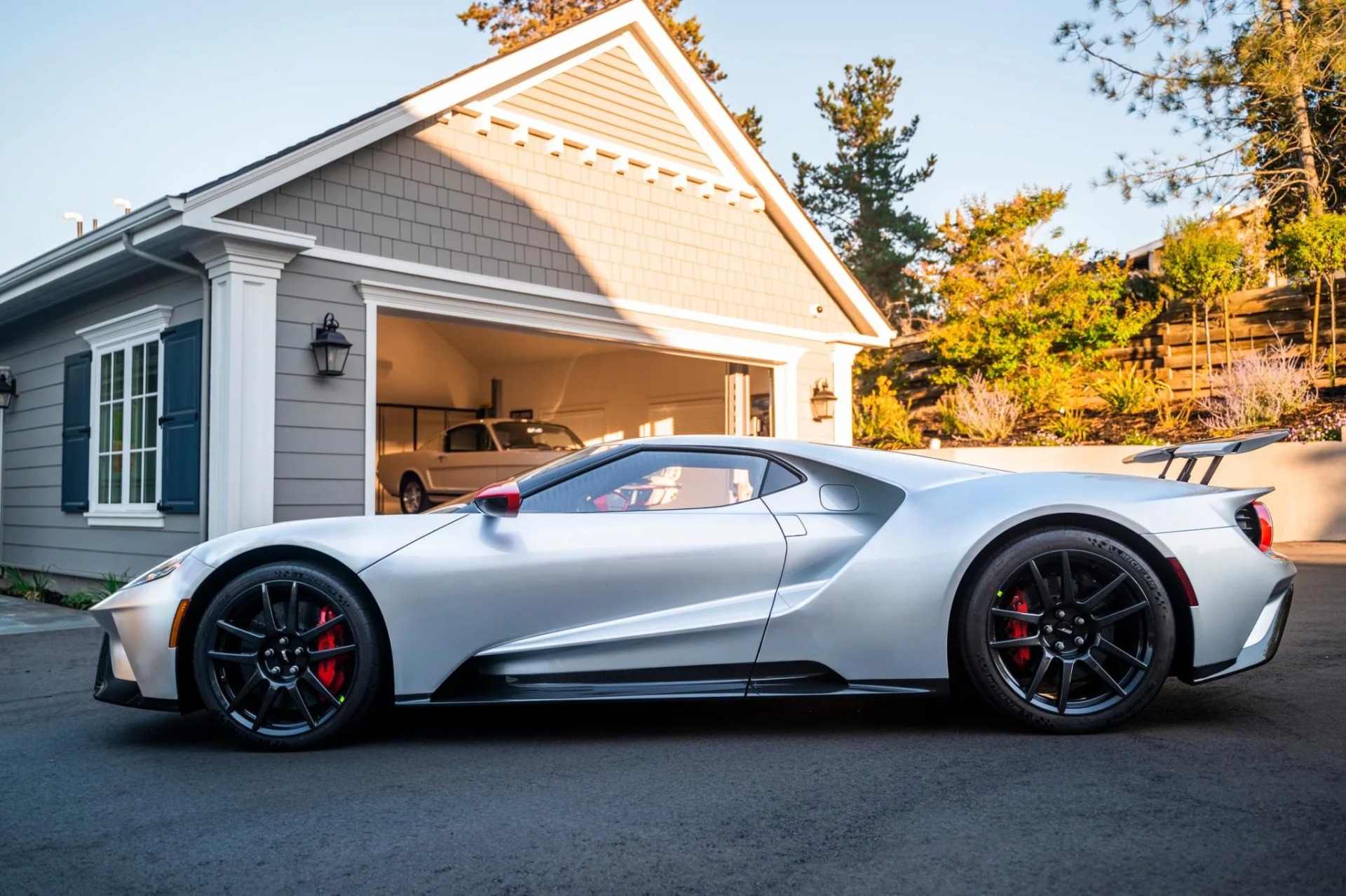 Used-2019-Ford-GT-Carbon-Series-Coupe-ONLY-800-Miles-Exterior-Carbon-Pack-Carbon-Wheels